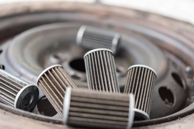 Onarım veya bakım bir araba motoru yeni yağ filtresi değiştirdikten sonra araba garajda eski yağlama motor yağ filtresi