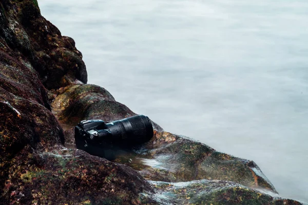 Dslr Camera Telephoto Lens Wet Water Sea Wave Stone Beach — Stock Photo, Image