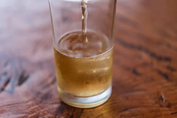 Verter Agua Cerveza Fría Vaso Cerveza Con Hielo Espuma Pub —  Fotos de Stock