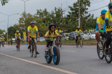 Ang Thong, Tayland - 9 Aralık 2018: Ang Thong yolda atlamak bisiklet BM AI Rak 2018 olayda. Çok sayıda büyük yollar Tayland ülke genelinde yapılacak Bisiklet BM AI Rak olayın kapatıldı