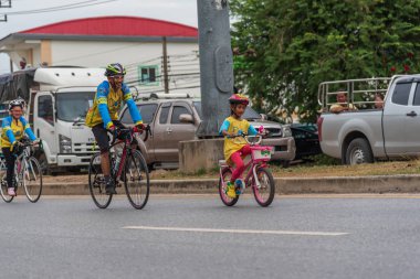 Ang Thong, Tayland - 9 Aralık 2018: Ang Thong yolda atlamak bisiklet BM AI Rak 2018 olayda. Çok sayıda büyük yollar Tayland ülke genelinde yapılacak Bisiklet BM AI Rak olayın kapatıldı