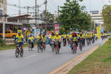 Ang Thong, Tayland - 9 Aralık 2018: Ang Thong yolda atlamak bisiklet BM AI Rak 2018 olayda. Çok sayıda büyük yollar Tayland ülke genelinde yapılacak Bisiklet BM AI Rak olayın kapatıldı
