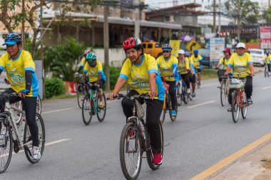 Ang Thong, Tayland - 9 Aralık 2018: Ang Thong yolda atlamak bisiklet BM AI Rak 2018 olayda. Çok sayıda büyük yollar Tayland ülke genelinde yapılacak Bisiklet BM AI Rak olayın kapatıldı