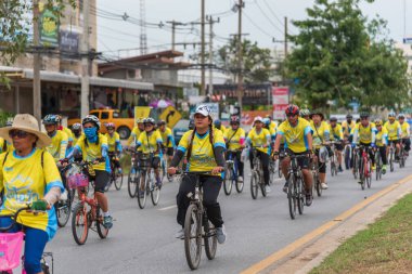Ang Thong, Tayland - 9 Aralık 2018: Ang Thong yolda atlamak bisiklet BM AI Rak 2018 olayda. Çok sayıda büyük yollar Tayland ülke genelinde yapılacak Bisiklet BM AI Rak olayın kapatıldı