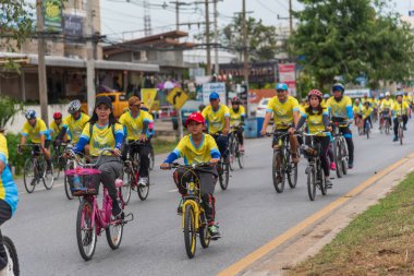Ang Thong, Tayland - 9 Aralık 2018: Ang Thong yolda atlamak bisiklet BM AI Rak 2018 olayda. Çok sayıda büyük yollar Tayland ülke genelinde yapılacak Bisiklet BM AI Rak olayın kapatıldı