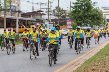 Ang Thong, Tayland - 9 Aralık 2018: Ang Thong yolda atlamak bisiklet BM AI Rak 2018 olayda. Çok sayıda büyük yollar Tayland ülke genelinde yapılacak Bisiklet BM AI Rak olayın kapatıldı