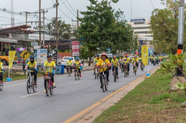Ang Thong, Tayland - 9 Aralık 2018: Ang Thong yolda atlamak bisiklet BM AI Rak 2018 olayda. Çok sayıda büyük yollar Tayland ülke genelinde yapılacak Bisiklet BM AI Rak olayın kapatıldı
