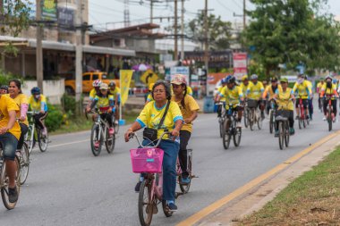 Ang Thong, Tayland - 9 Aralık 2018: Ang Thong yolda atlamak bisiklet BM AI Rak 2018 olayda. Çok sayıda büyük yollar Tayland ülke genelinde yapılacak Bisiklet BM AI Rak olayın kapatıldı