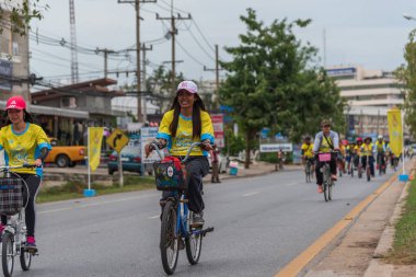 Ang Thong, Tayland - 9 Aralık 2018: Ang Thong yolda atlamak bisiklet BM AI Rak 2018 olayda. Çok sayıda büyük yollar Tayland ülke genelinde yapılacak Bisiklet BM AI Rak olayın kapatıldı