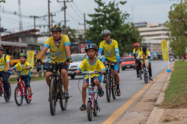 Ang Thong, Tayland - 9 Aralık 2018: Ang Thong yolda atlamak bisiklet BM AI Rak 2018 olayda. Çok sayıda büyük yollar Tayland ülke genelinde yapılacak Bisiklet BM AI Rak olayın kapatıldı