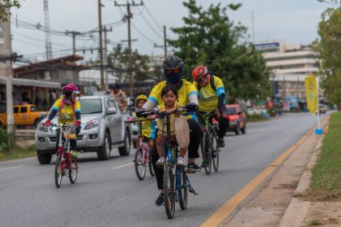 Ang Thong, Tayland - 9 Aralık 2018: Ang Thong yolda atlamak bisiklet BM AI Rak 2018 olayda. Çok sayıda büyük yollar Tayland ülke genelinde yapılacak Bisiklet BM AI Rak olayın kapatıldı