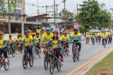 Ang Thong, Tayland - 9 Aralık 2018: Ang Thong yolda atlamak bisiklet BM AI Rak 2018 olayda. Çok sayıda büyük yollar Tayland ülke genelinde yapılacak Bisiklet BM AI Rak olayın kapatıldı