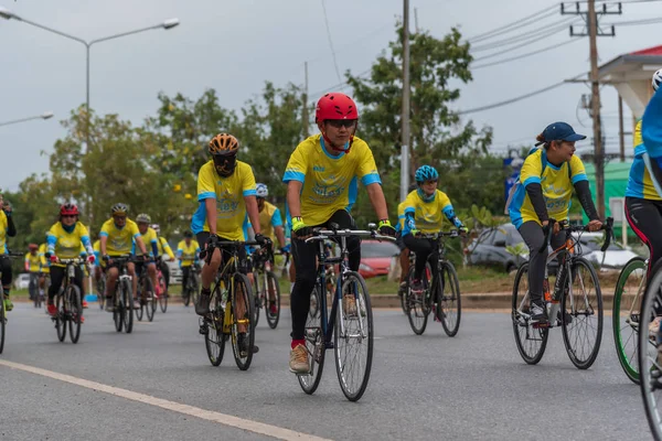 泰国昂通 2018年12月9日 自行车 Rak 2018 Ang Thong 绕行公路上的活动 泰国的许多主要道路都被关闭 参加将在全国各地举行的自行车 — 图库照片