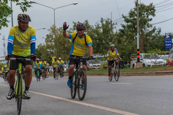Ang Thong, Tayland - 9 Aralık 2018: Ang Thong yolda atlamak bisiklet BM AI Rak 2018 olayda. Çok sayıda büyük yollar Tayland ülke genelinde yapılacak Bisiklet BM AI Rak olayın kapatıldı