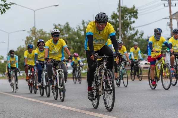Ang Thong, Tayland - 9 Aralık 2018: Ang Thong yolda atlamak bisiklet BM AI Rak 2018 olayda. Çok sayıda büyük yollar Tayland ülke genelinde yapılacak Bisiklet BM AI Rak olayın kapatıldı