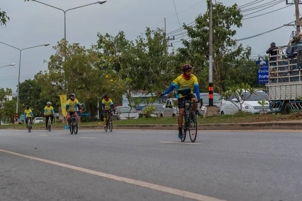 Ang Thong, Tayland - 9 Aralık 2018: Ang Thong yolda atlamak bisiklet BM AI Rak 2018 olayda. Çok sayıda büyük yollar Tayland ülke genelinde yapılacak Bisiklet BM AI Rak olayın kapatıldı