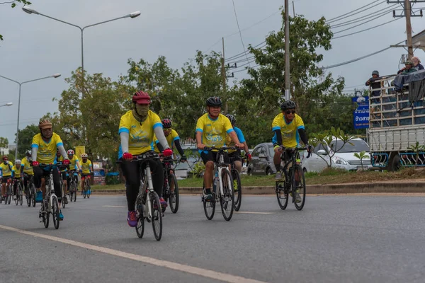 Ang Thong, Tayland - 9 Aralık 2018: Ang Thong yolda atlamak bisiklet BM AI Rak 2018 olayda. Çok sayıda büyük yollar Tayland ülke genelinde yapılacak Bisiklet BM AI Rak olayın kapatıldı