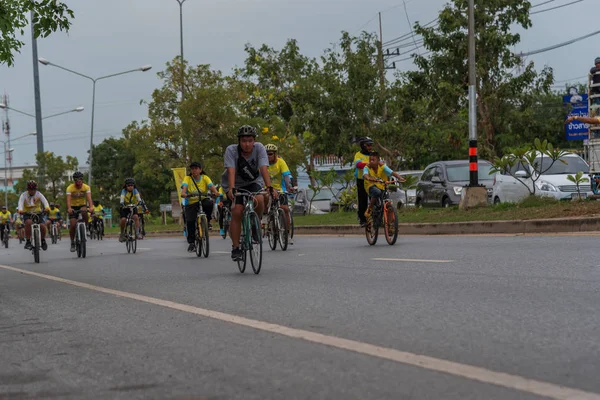 Ang Thong, Tayland - 9 Aralık 2018: Ang Thong yolda atlamak bisiklet BM AI Rak 2018 olayda. Çok sayıda büyük yollar Tayland ülke genelinde yapılacak Bisiklet BM AI Rak olayın kapatıldı