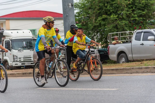 Ang Thong, Tayland - 9 Aralık 2018: Ang Thong yolda atlamak bisiklet BM AI Rak 2018 olayda. Çok sayıda büyük yollar Tayland ülke genelinde yapılacak Bisiklet BM AI Rak olayın kapatıldı