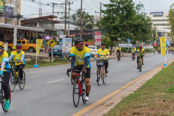 泰国昂通 2018年12月9日 自行车 Rak 2018 Ang Thong 绕行公路上的活动 泰国的许多主要道路都被关闭 参加将在全国各地举行的自行车 — 图库照片