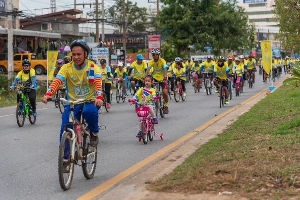 泰国昂通 2018年12月9日 自行车 Rak 2018 Ang Thong 绕行公路上的活动 泰国的许多主要道路都被关闭 参加将在全国各地举行的自行车 — 图库照片