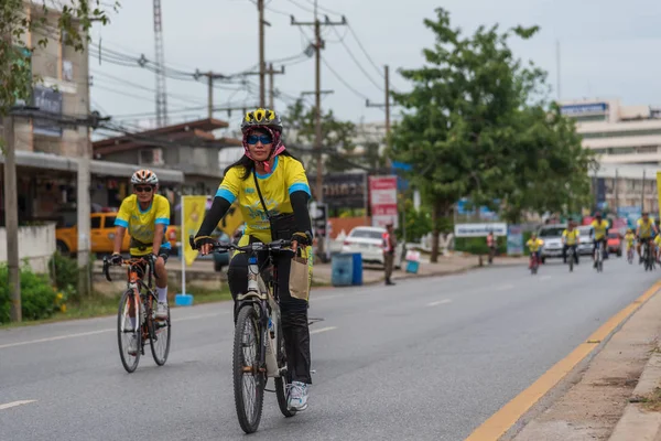 Ang Thong, Tayland - 9 Aralık 2018: Ang Thong yolda atlamak bisiklet BM AI Rak 2018 olayda. Çok sayıda büyük yollar Tayland ülke genelinde yapılacak Bisiklet BM AI Rak olayın kapatıldı