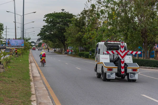 Ang Thong Tayland Aralık 2018 Ang Thong Yolda Atlamak Bisiklet — Stok fotoğraf