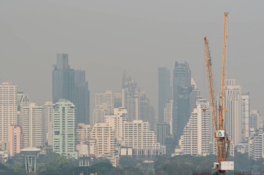 Bangkok, Tayland - 30 Ocak 2019: Duman Pm2.5 toz ile Cityscape Bangkok şehir Bangkok şehir kötü hava hava kirliliği neden yoksul görünürlük ve sağlık tehlikeleri ile standart değerini aşan