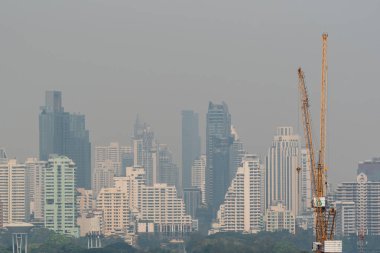 Bangkok, Tayland - 30 Ocak 2019: Duman Pm2.5 toz ile Cityscape Bangkok şehir Bangkok şehir kötü hava hava kirliliği neden yoksul görünürlük ve sağlık tehlikeleri ile standart değerini aşan