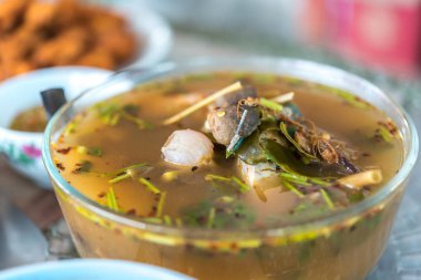 Sıcak ve Tay sokak gıda pazarı veya restoran Tayland satılık deniz mahsulleri çorbası (Tom Yum) ekşi