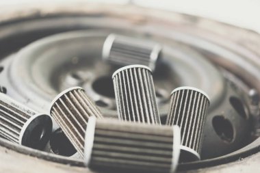 Onarım veya bakım bir araba motoru yeni yağ filtresi değiştirdikten sonra araba garajda eski yağlama motor yağ filtresi