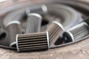 Onarım veya bakım bir araba motoru yeni yağ filtresi değiştirdikten sonra araba garajda eski yağlama motor yağ filtresi