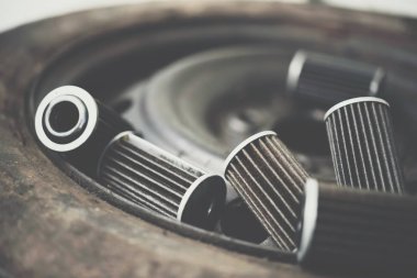 Onarım veya bakım bir araba motoru yeni yağ filtresi değiştirdikten sonra araba garajda eski yağlama motor yağ filtresi