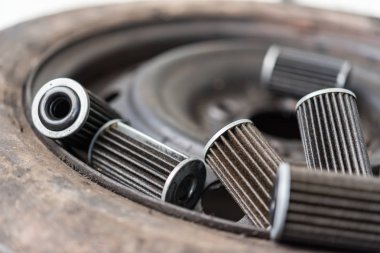 Onarım veya bakım bir araba motoru yeni yağ filtresi değiştirdikten sonra araba garajda eski yağlama motor yağ filtresi