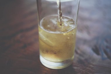 Bira cam buz ile soğuk bira su ve köpük brewery pub ya da ahşap bir masa üzerine Restoran yılında bira döküyor