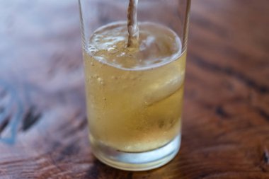 Bira cam buz ile soğuk bira su ve köpük brewery pub ya da ahşap bir masa üzerine Restoran yılında bira döküyor