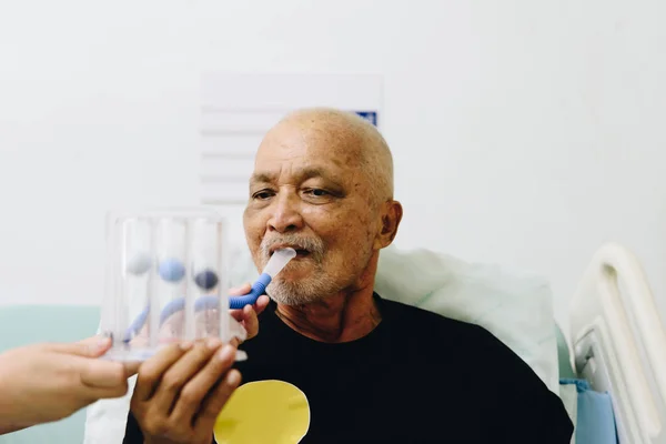 Patient Asian Elder Man 70S Use Incentive Spirometer Triball Tri — Stock Photo, Image