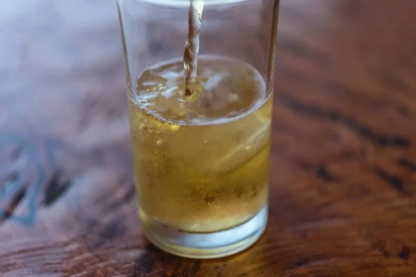 Verter Agua Cerveza Fría Vaso Cerveza Con Hielo Espuma Pub —  Fotos de Stock