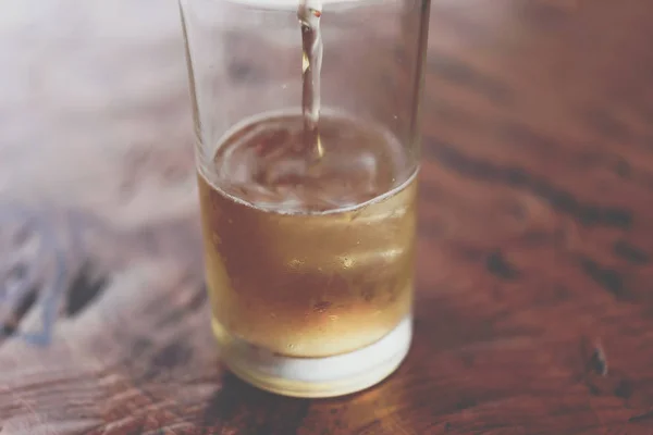 Verter Agua Cerveza Fría Vaso Cerveza Con Hielo Espuma Pub —  Fotos de Stock