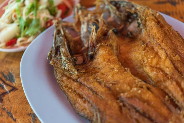 Kızarmış Balık Balık Sosu Veya Sos Premium Sınıf Ile Tepesinde — Stok fotoğraf