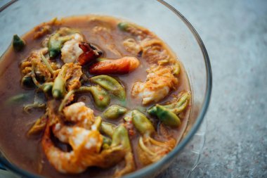 Sıcak ve ekşi Katuri çiçek çorba sokak gıda