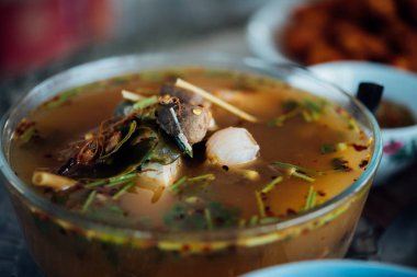 Sıcak ve ekşi deniz mahsulleri çorbası (Tom Yum)