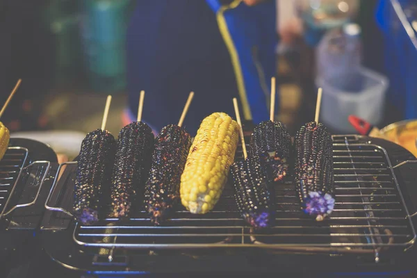 Maíz a la parrilla y maíz púrpura en comida callejera tailandesa — Foto de Stock