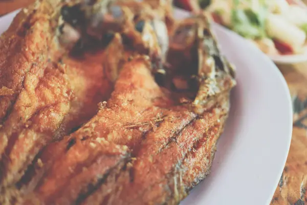 Pescado frito con salsa de pescado en el mercado de mariscos tailandés — Foto de Stock