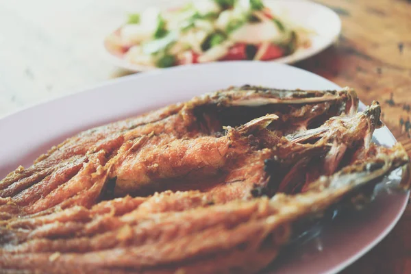 Pescado frito con salsa de pescado en el mercado de mariscos tailandés — Foto de Stock