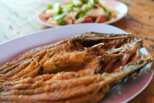 Kızarmış balık ile balık sosu Tay deniz ürünleri Market — Stok fotoğraf