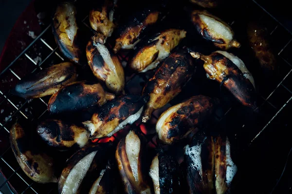 Banana asada o a la parrilla en comida callejera tailandesa — Foto de Stock