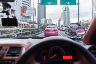 Trafik sıkışıklığı ile şehrin işlek yolda araba