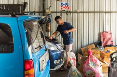 Araç garaj, onarım için bir araba motoru kontrol