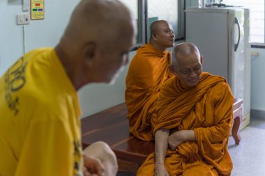 Luang Pu Ong Thawaro kanser hastasını ziyarete geliyor